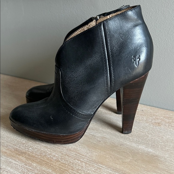 Frye Shoes - Frye booties women’s 6.5 Harlow campus Y2K, revival, timeless, urban chic